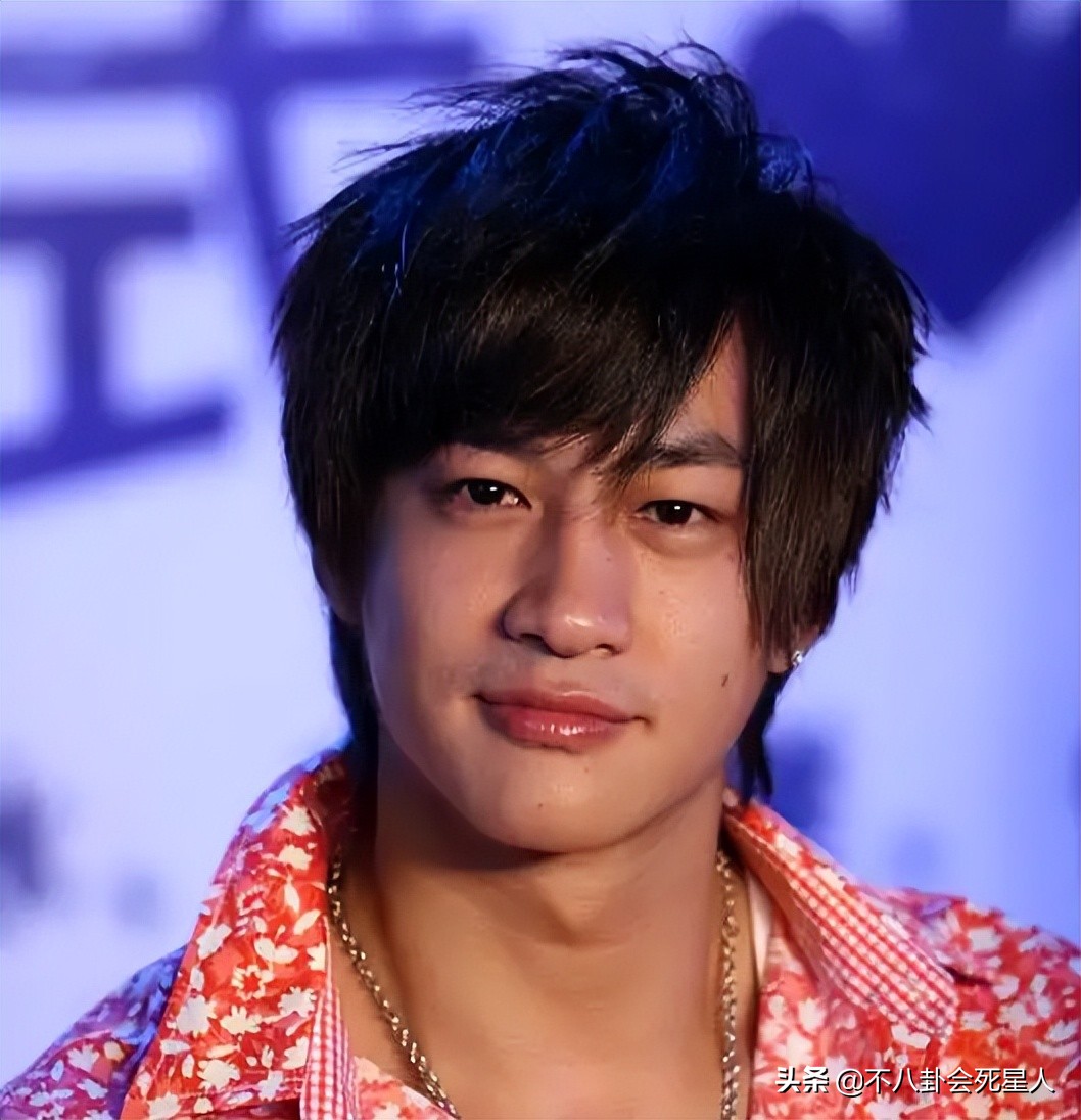 厚嘴唇、大鼻孔、长方脸，这7位男星看似很帅，实则奇怪