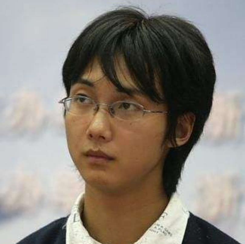 13岁“背母上学”的刘霆，10年后变性成女人，选美大赛上成功获奖