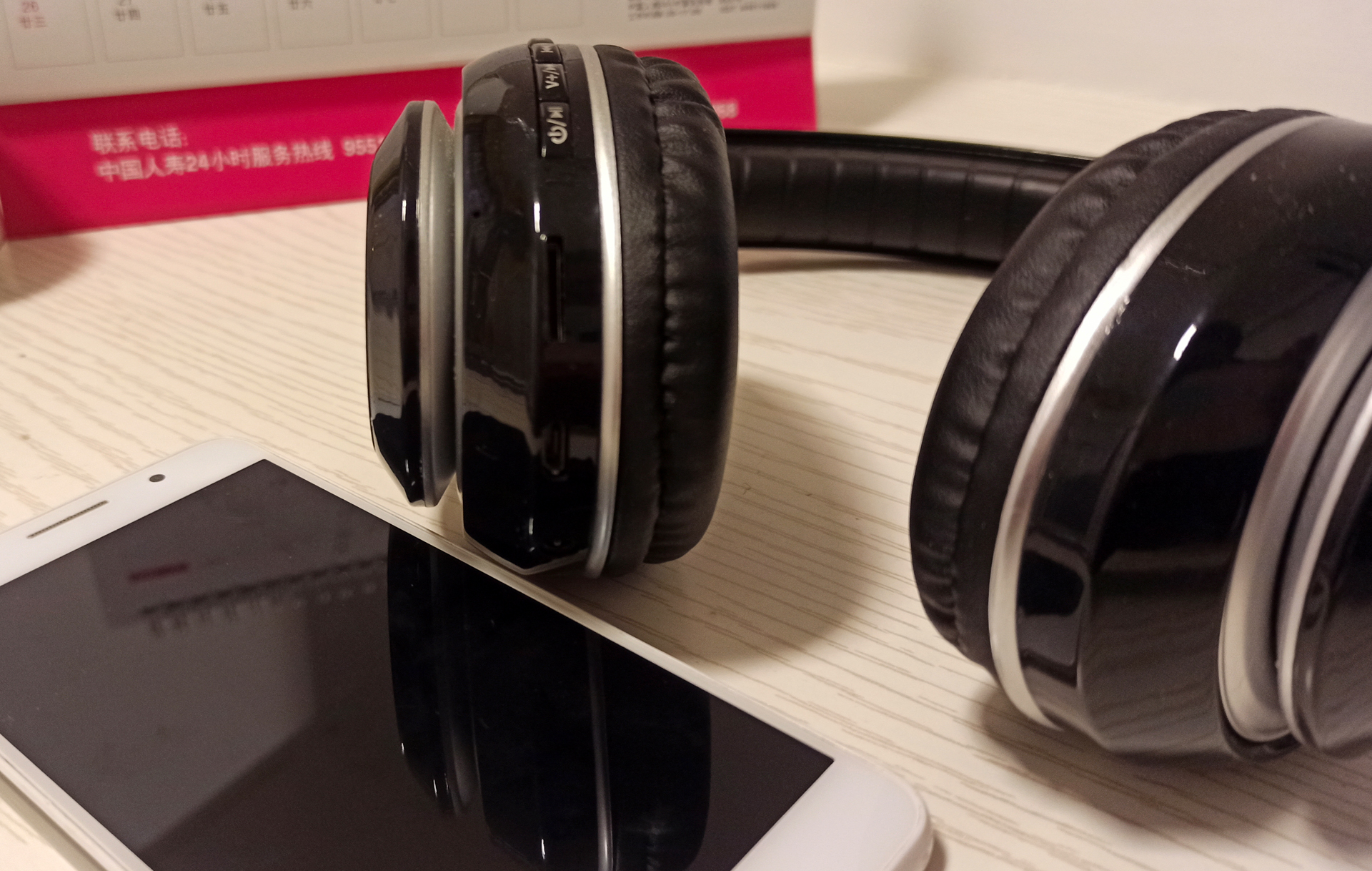 从外观来看,wireless a8整体突出的头戴式外形比较拉风,毕竟早期的