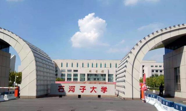 9所没有B+学科211大学，安徽大学是中部高校，其他都是边疆大学