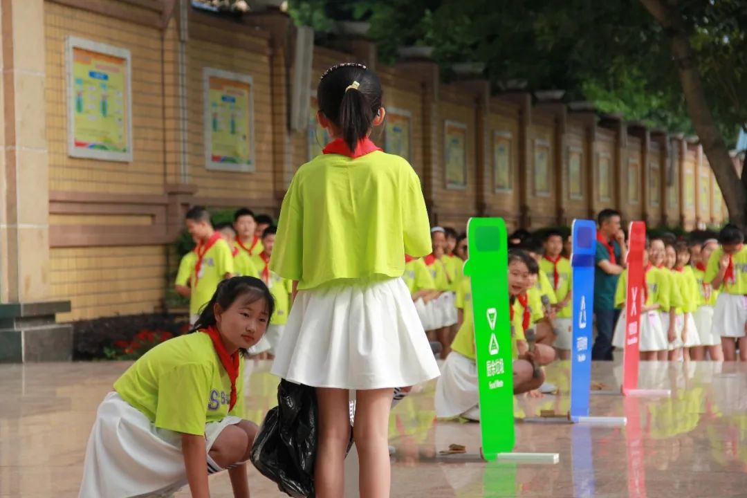 双流区九江小学举行“争做绿色低碳AI小达人”环保主题升旗仪式