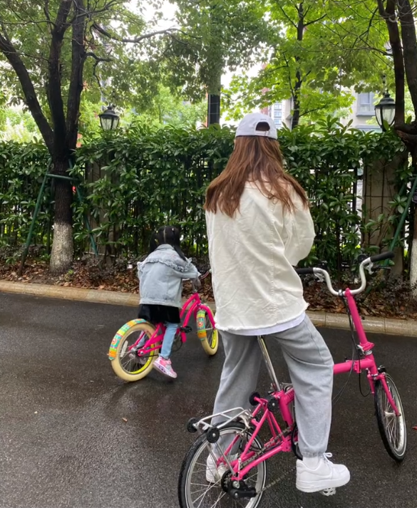 妈妈笑着骑车陪同(婆媳关系真好！张子萱陪女儿骑单车，陈赫妈妈称赞儿媳有耐心)