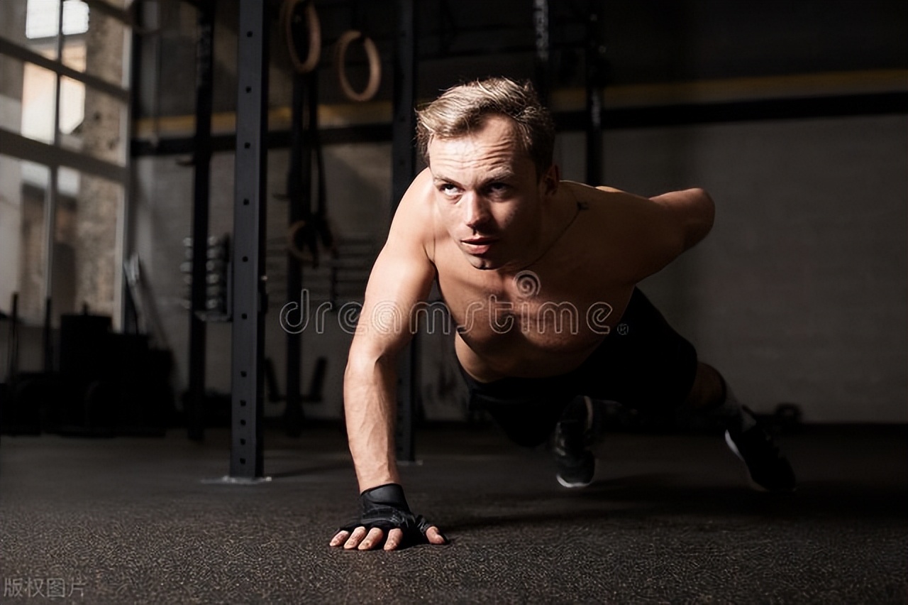 怎样练胸肌（怎么通过俯卧撑练出胸肌？遵循3个阶段，练出饱满胸肌）