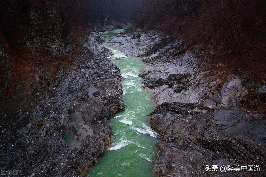 连州地下河洞内怪石嶙峋，暗河涌动，冬暖夏凉