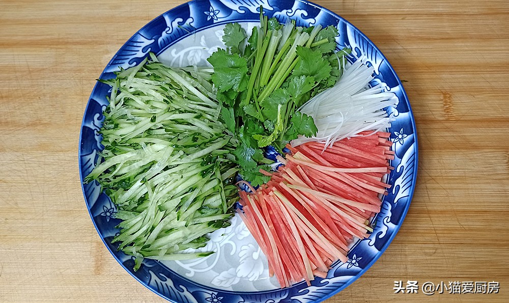 这道“销魂凉拌菜”，色彩丰富，口感脆爽，味道清香，味美好吃