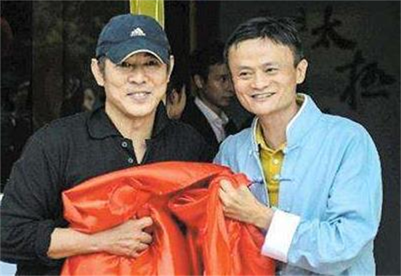 马云保镖舍命为其挡子弹，年入百万买房买车，马云卸任后过得咋样