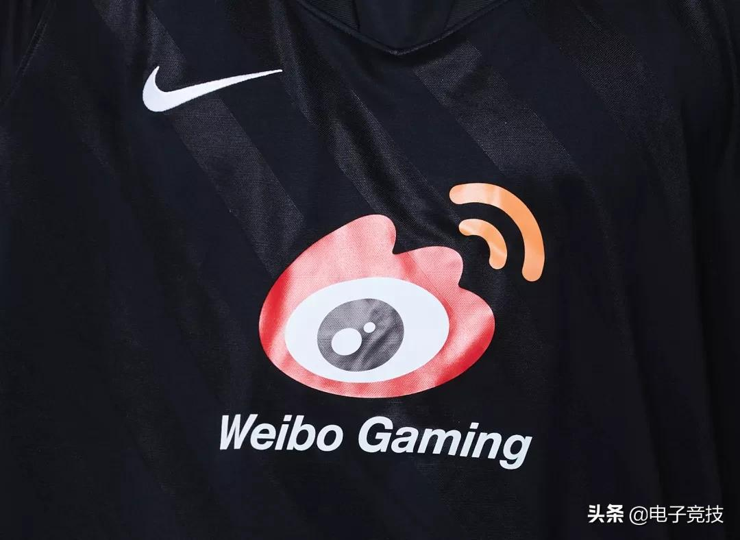 为什么nba球衣左上角有个标志(一件奇怪的队服)