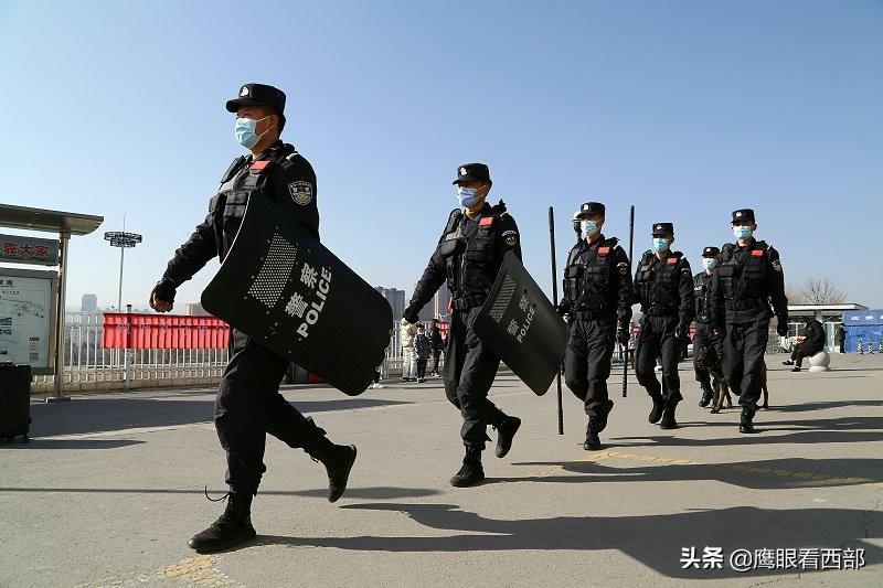 「摄影报道」甘肃平凉：特巡警车站巡逻护航春运