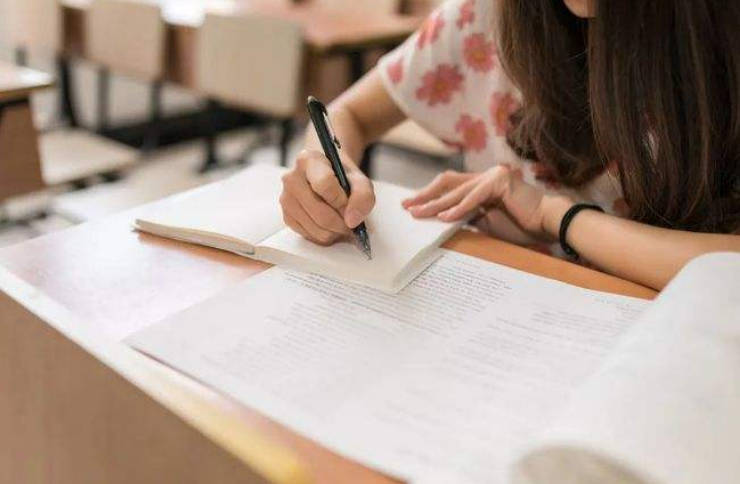 多地区招聘“编制”老师，一共招录2564人，这2类学生更有机会