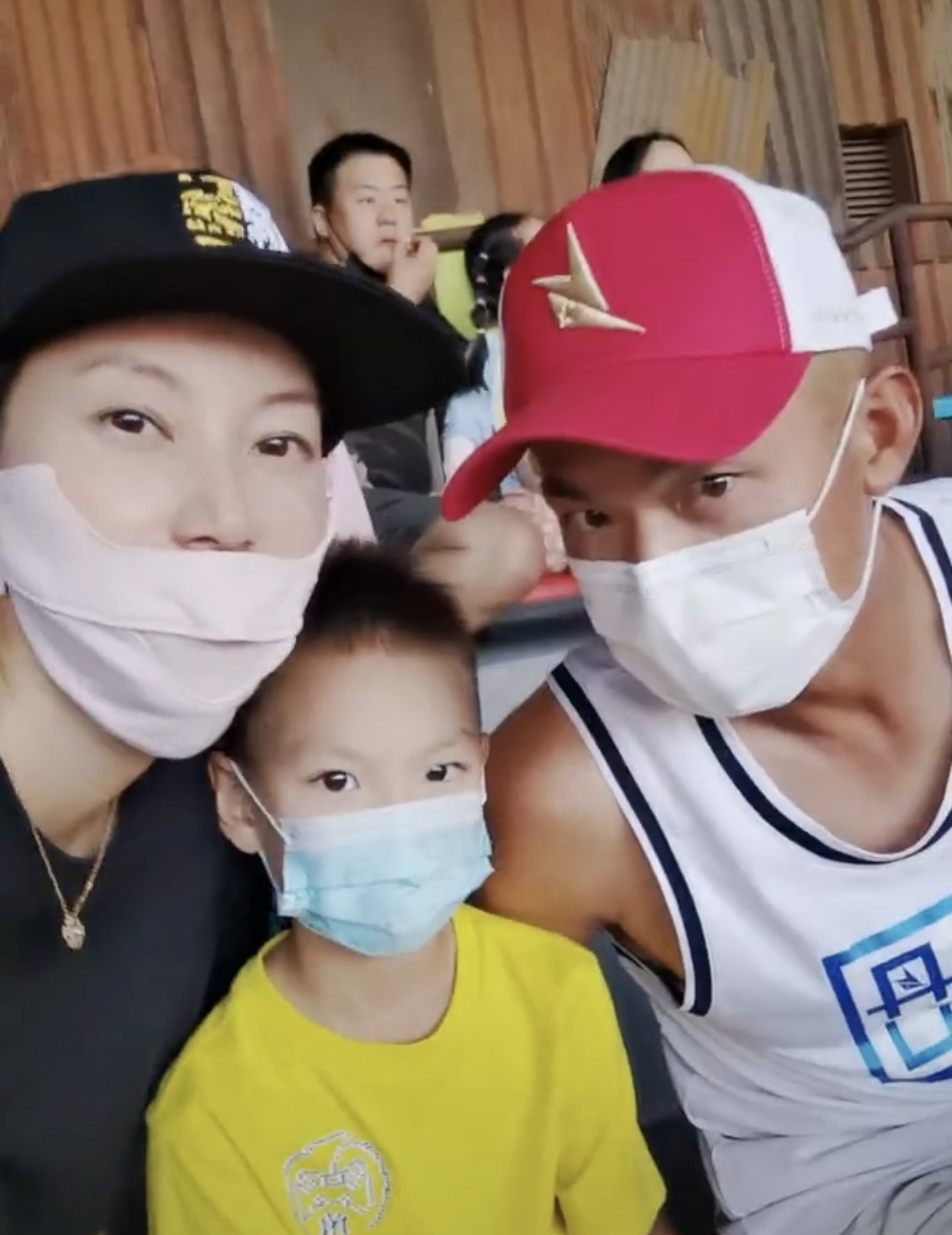 林丹谢杏芳什么时候结婚（41岁谢杏芳颜值回春似少女，穿千元镶珍珠短袖，独自带娃不见林丹）