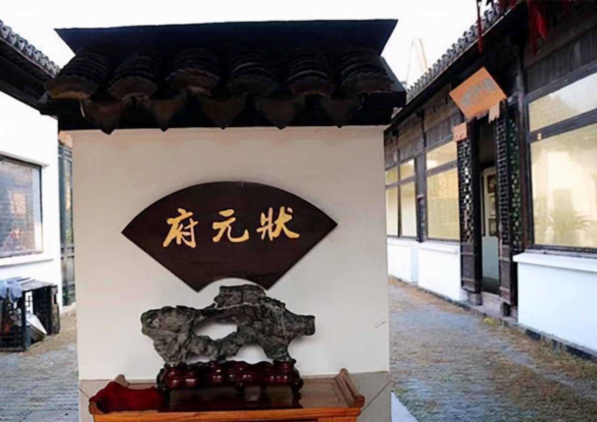 清代状元的后裔：独居深山状元府，坚守着祖宅，无水无电乞讨为生