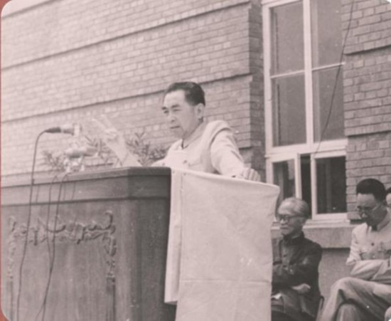 1959年周恩来视察南开大学，炊事员想给总理做饭，周恩来婉言谢绝