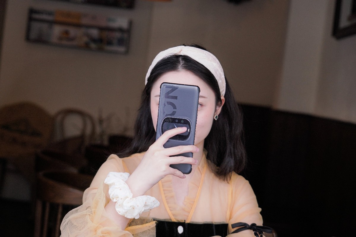 玩游戏这样才快乐，“性能霸王龙”联想拯救者Y90上手实测