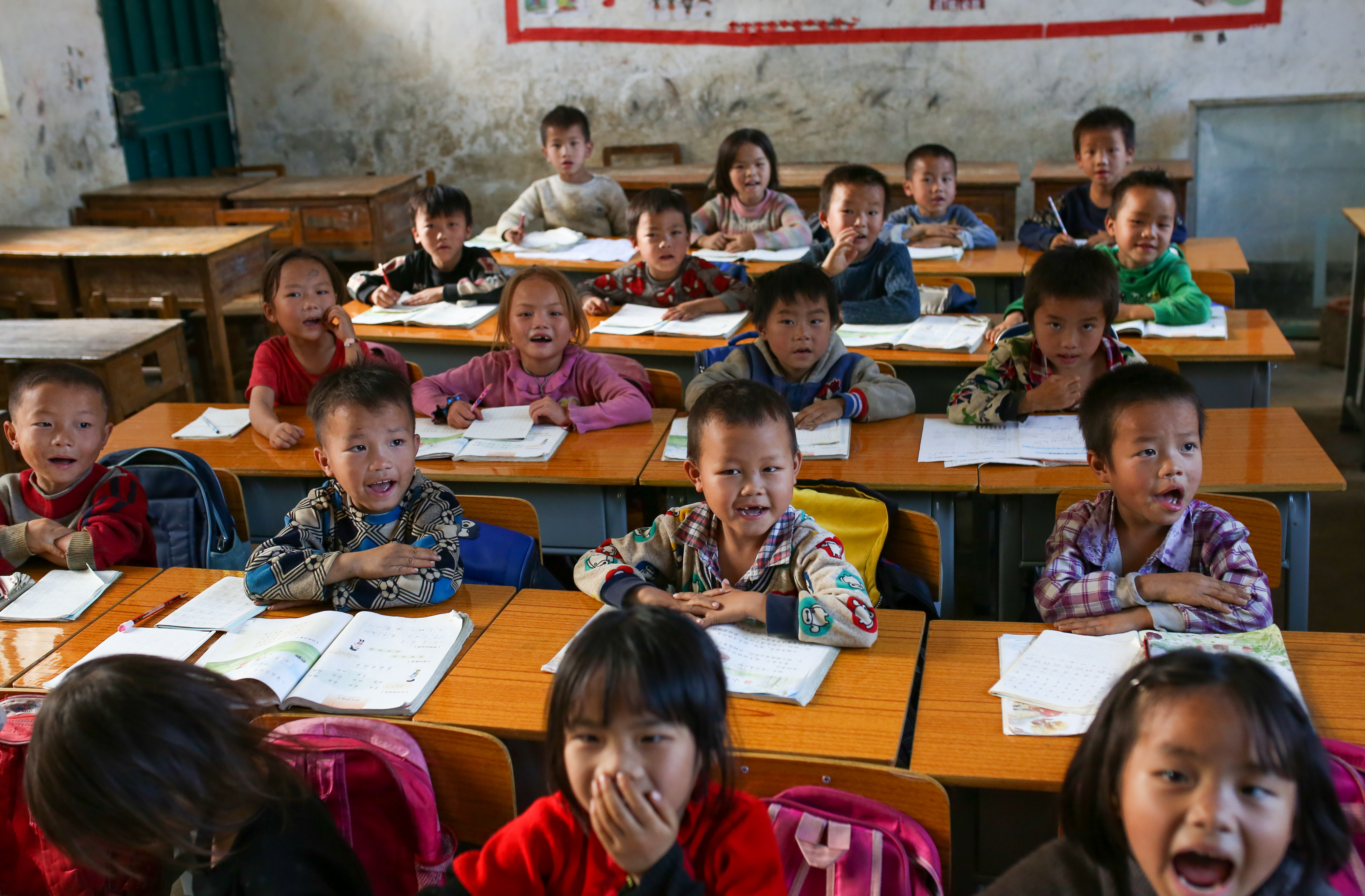 广西多名山区临时教师被淘汰：有人已连续顶岗20多年，下岗后无出路只能等60岁每月领几百养老金