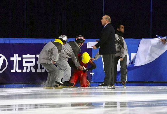 短道速滑世界杯日本站受伤(脸真大！韩国教授抨击中国电影，否认韩国短道速滑恶行，还想举报)