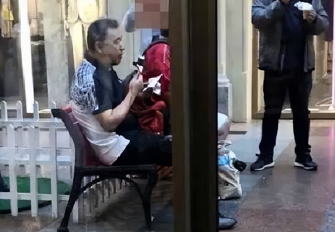 8位红极一时的央视主持人现状，61岁未婚，直播带货，身家过亿