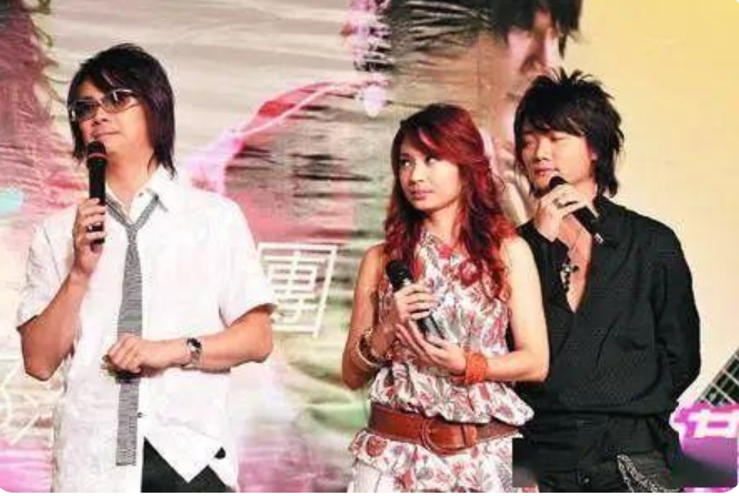 挤走主唱，替身被吐槽后又后悔，糊掉的飞儿乐队真该学学凤凰传奇