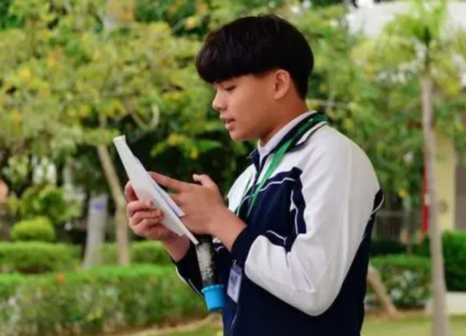 “多亏母亲的坚持”，大学生的肺腑之言，道出走读和住校的差距