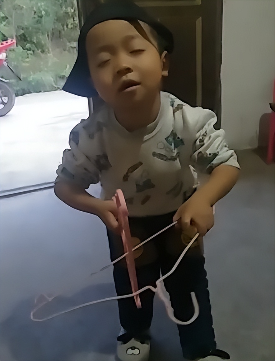 “未来歌神”：6岁农村萌娃“戏精附体”，靠模仿对口型唱歌走红