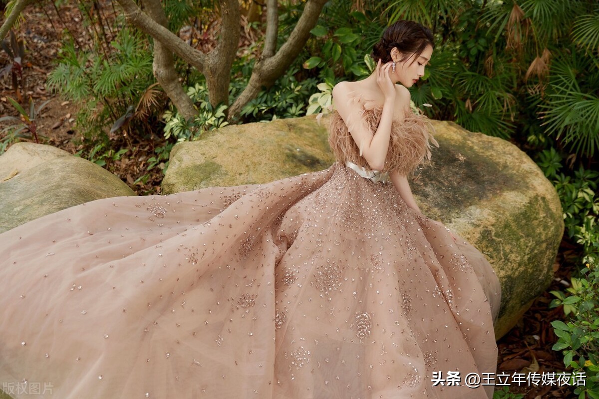 关晓彤BOBOSNAP封面大片：仲夏少女魅力绽放