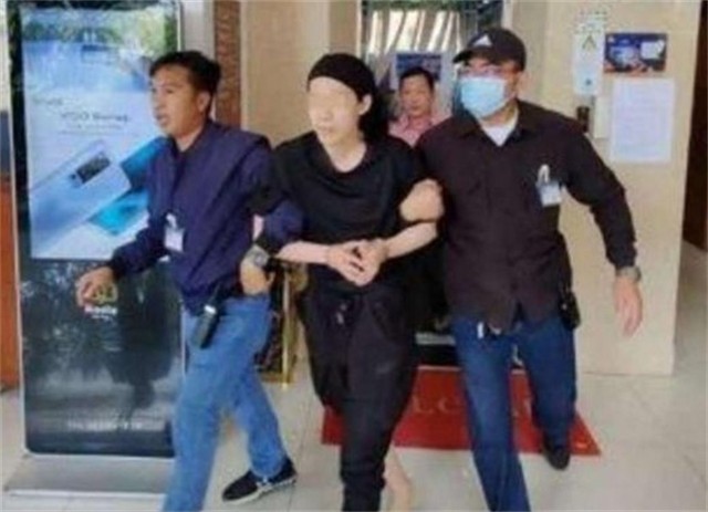 2020年，22岁海归男杀害高知父母，被捕时面带微笑