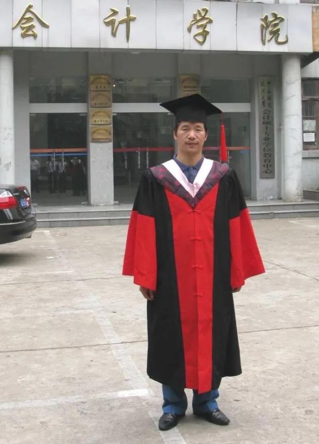 38岁辞职攻读博士，他斩获专业领域三大“最高奖”，如今任职于湖北高校！