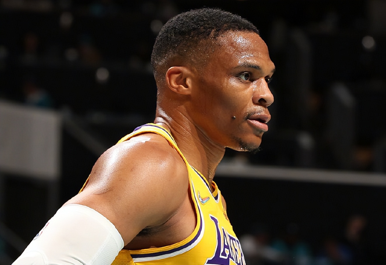 湖人14人大名单出炉,老詹神级纪录惨遭终结)