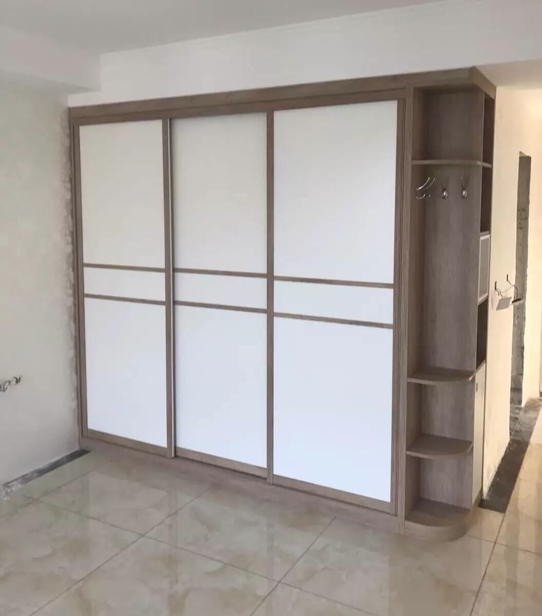 这套衣柜采用灰白色,转角用柜子 隔层板,中间可以挂衣物.