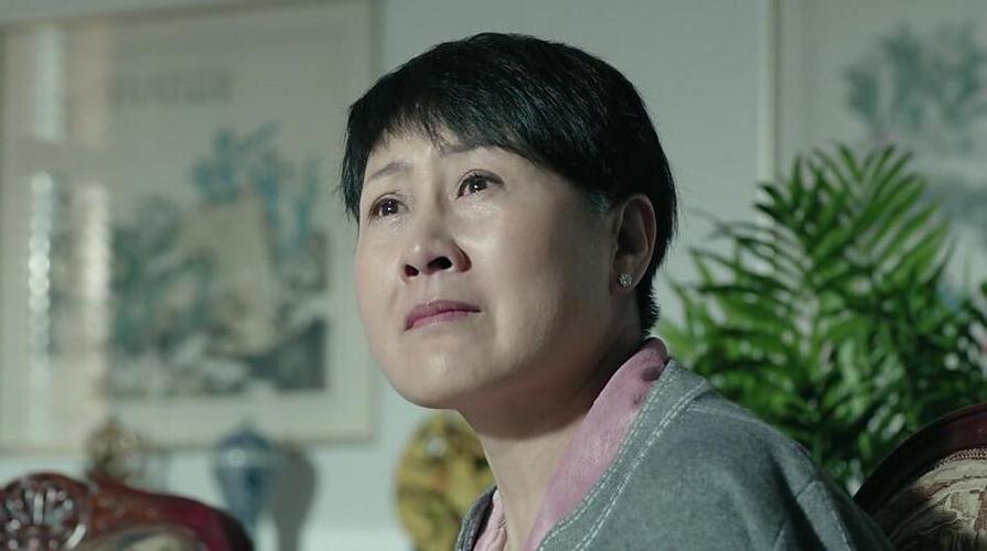 张凯丽被吐槽"演技差",代言翻车,强捧女儿,消耗了形象和口碑