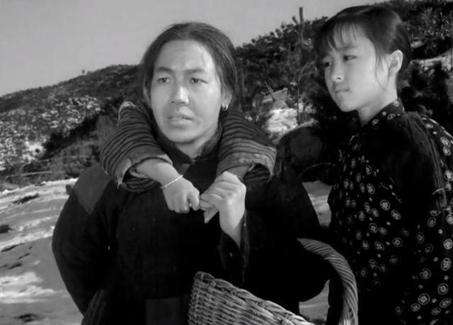 《苦菜花》当中她饰演的"冯大娘",每一个眼神都是戏骨级的演技!