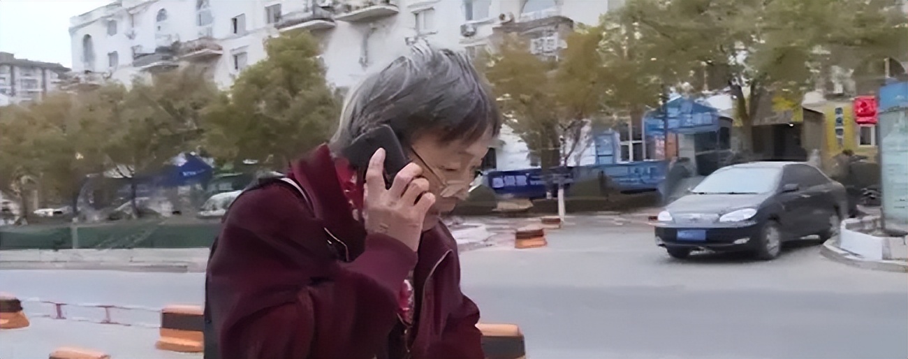 2010年36岁儿子不结婚，56岁母亲为传宗接代，直接自己生下双胞胎