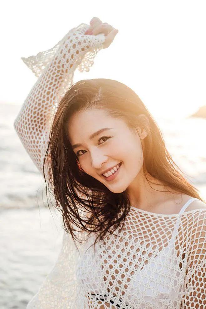李沁海滩高清图