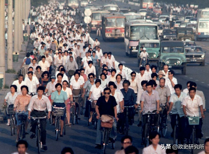 从“世界工厂”到“桃色之都”，东莞三十年来经历了什么？