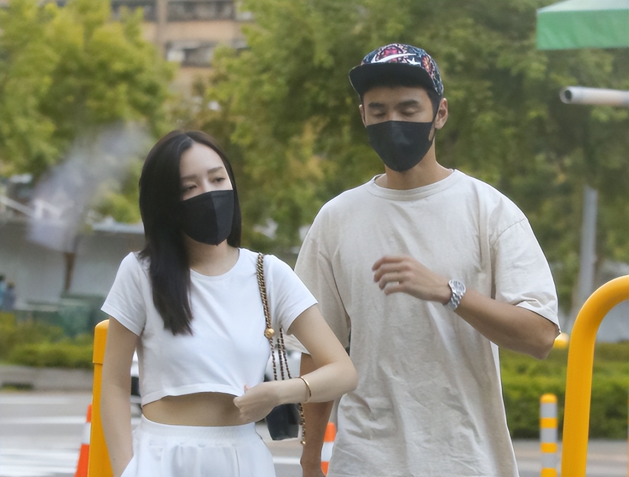 阮经天认爱4个月已分手，与小14岁嫩妹新恋情曝光，做回情场浪子