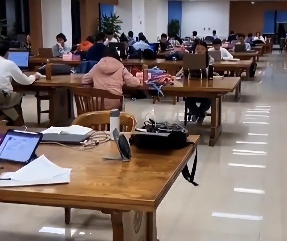 ​清华大学清一色的“苹果电脑”，引起众人嘲讽，网友评论值得深思