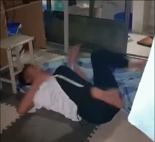 明星酒后奇葩行为！曾志伟脱女星裤子，郑中基被拘留，乐嘉骂金星