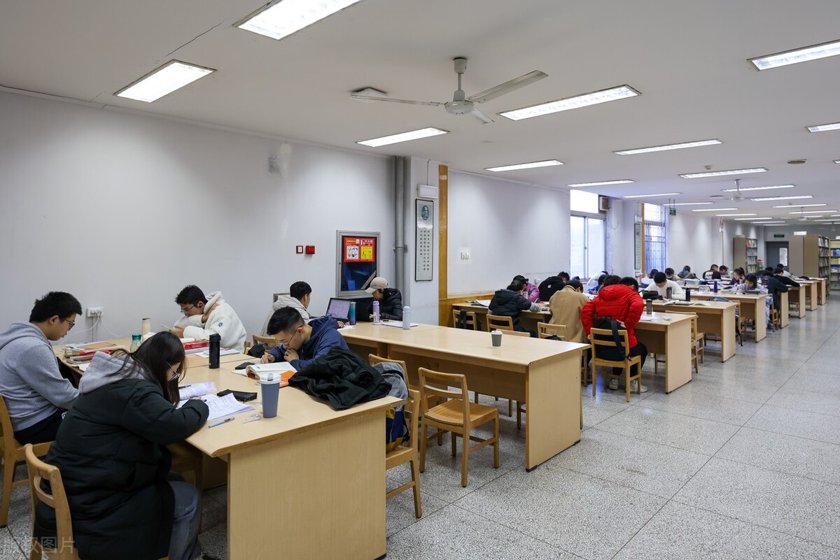 多所高校发布通知，研究生迎来两个“坏消息”，读研或更加困难