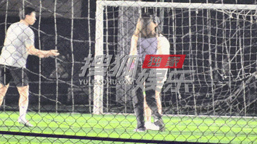 范丞丞与林允买超凌晨一同玩飞盘 球场换衣服秀肌肉