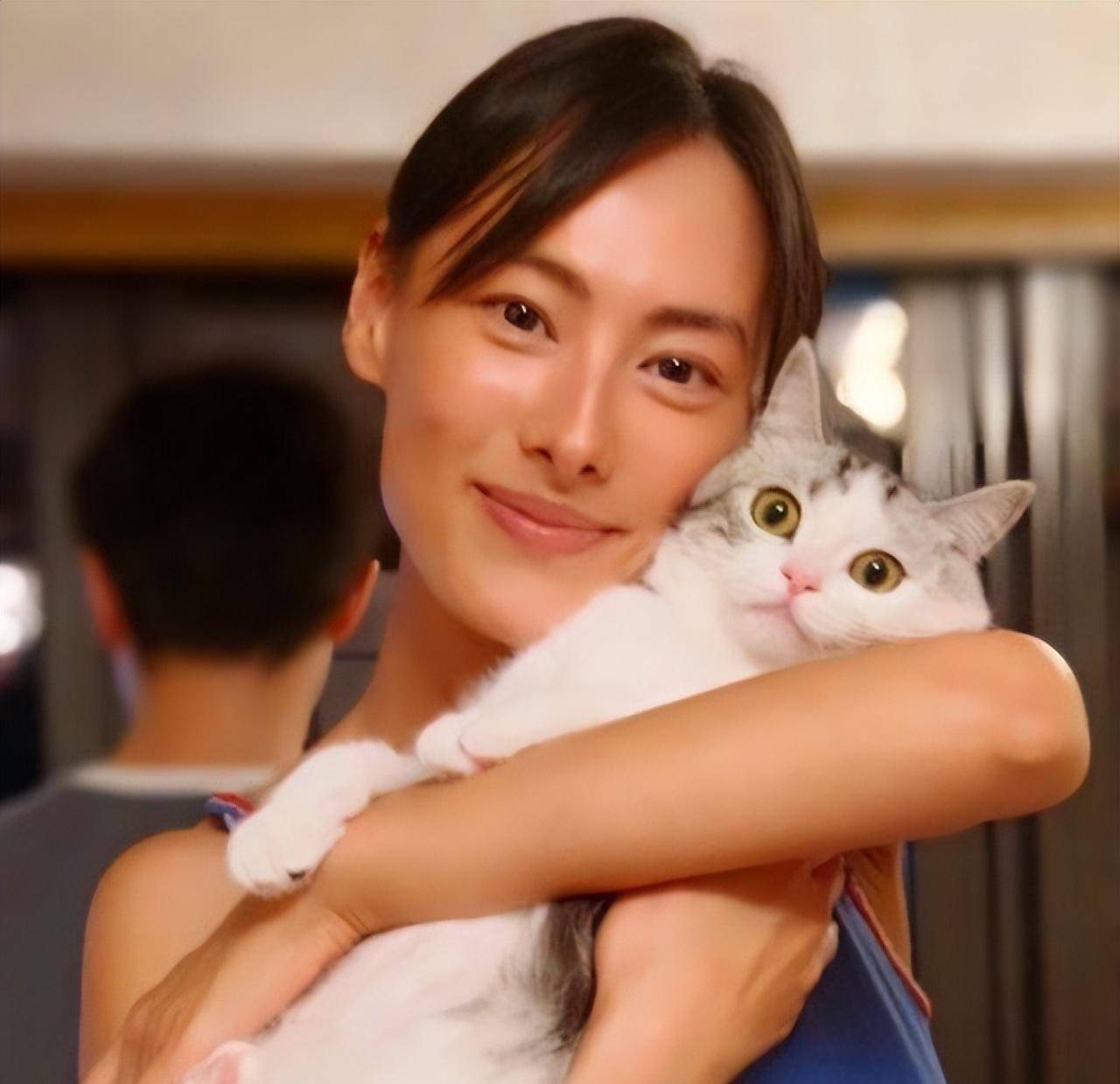 然而对于现在的梁洛施来说,她已经将过去的名分抛在脑后,太多的恩怨