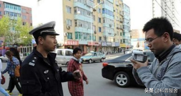 2011年大连32岁的交警被人当街打死，打人者有钱有势，结局如何？