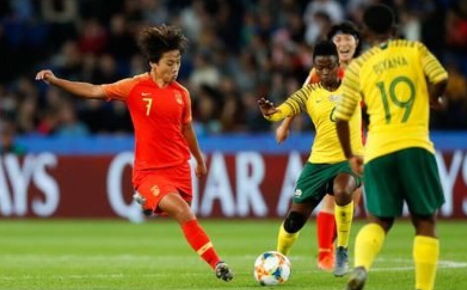 为什么外国足球比赛那么多人看（中国男足不断吐槽，为什么中国女足在国外受到明星般追捧？）