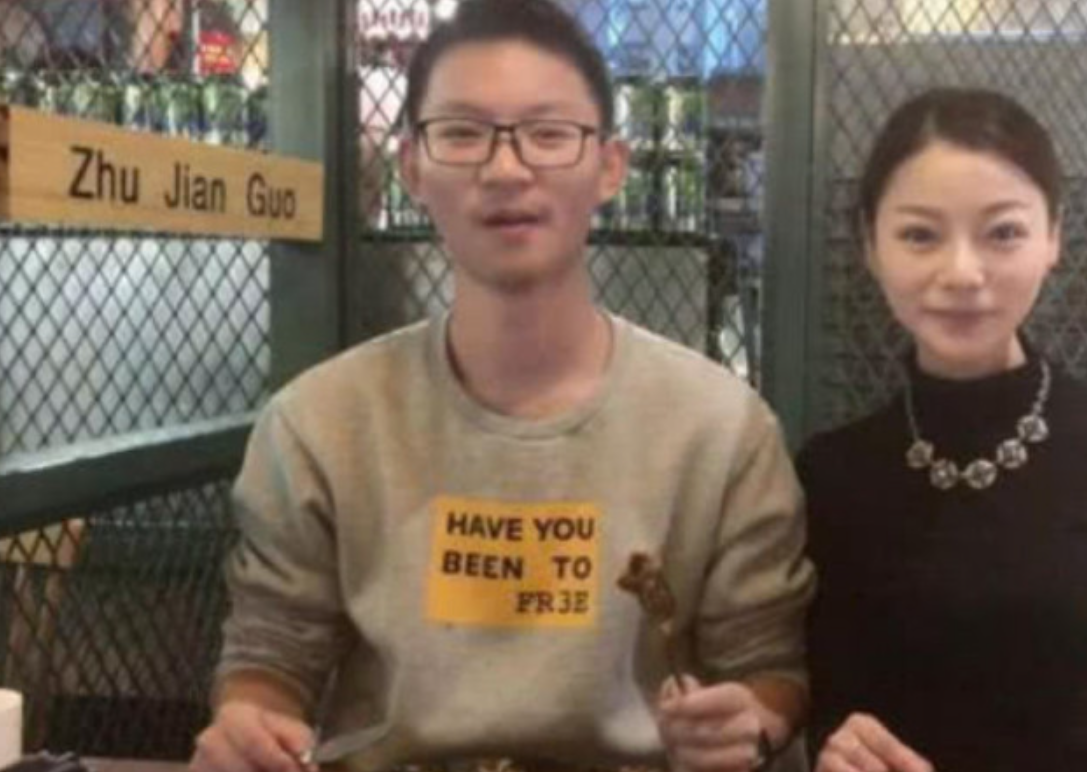 王恒杰：高考考场外跪地谢母，为心中理想放弃985名校