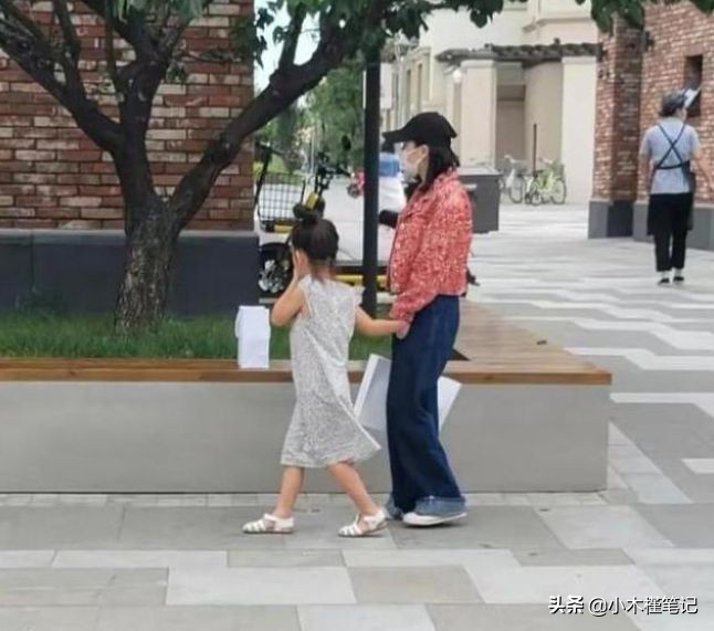 环球影城偶遇霍思燕一家，嗯哼变化大被赞帅气，妹妹疑似也在现场