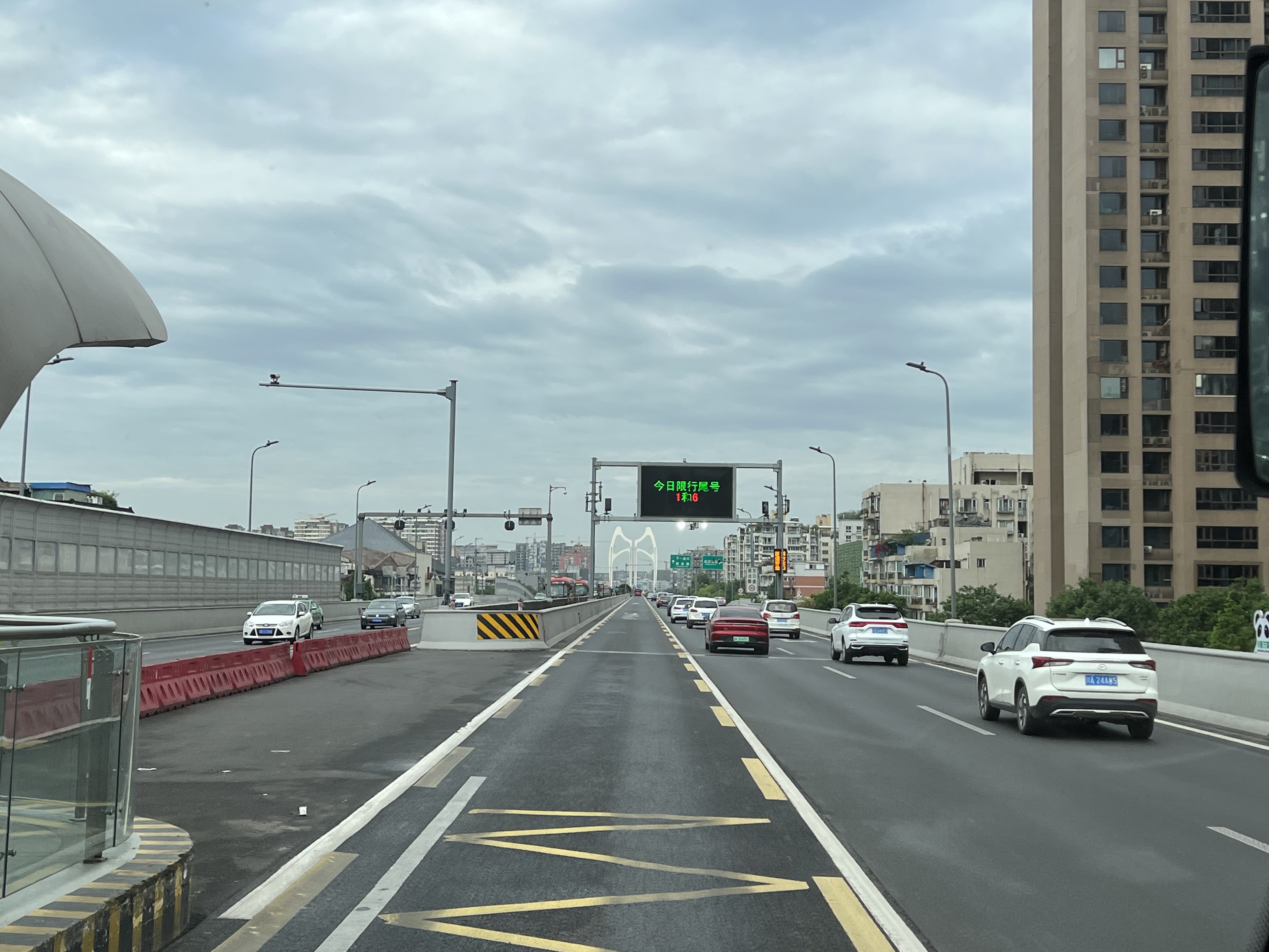 成都恢复限行首日 道路上私家车的数量明显减少