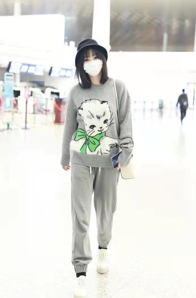 柳岩年过40私服依然清纯 灰色套装可爱又少女 空气刘海太减龄 安夏美发