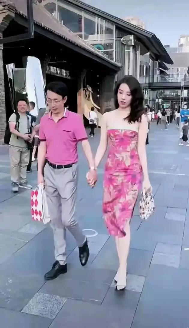 知名国企总经理与下属美女成都街头浪漫牵手，是真爱