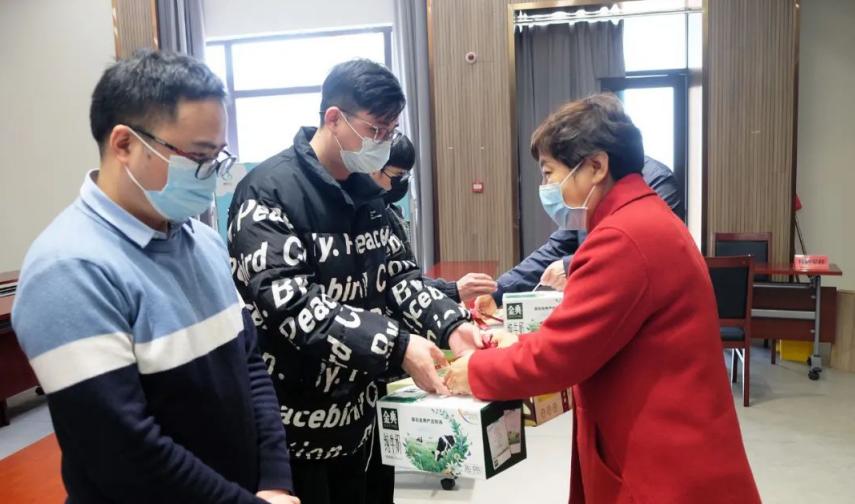 致敬防疫英雄！福气多公司等慰问慰问大云区域协查专班人员