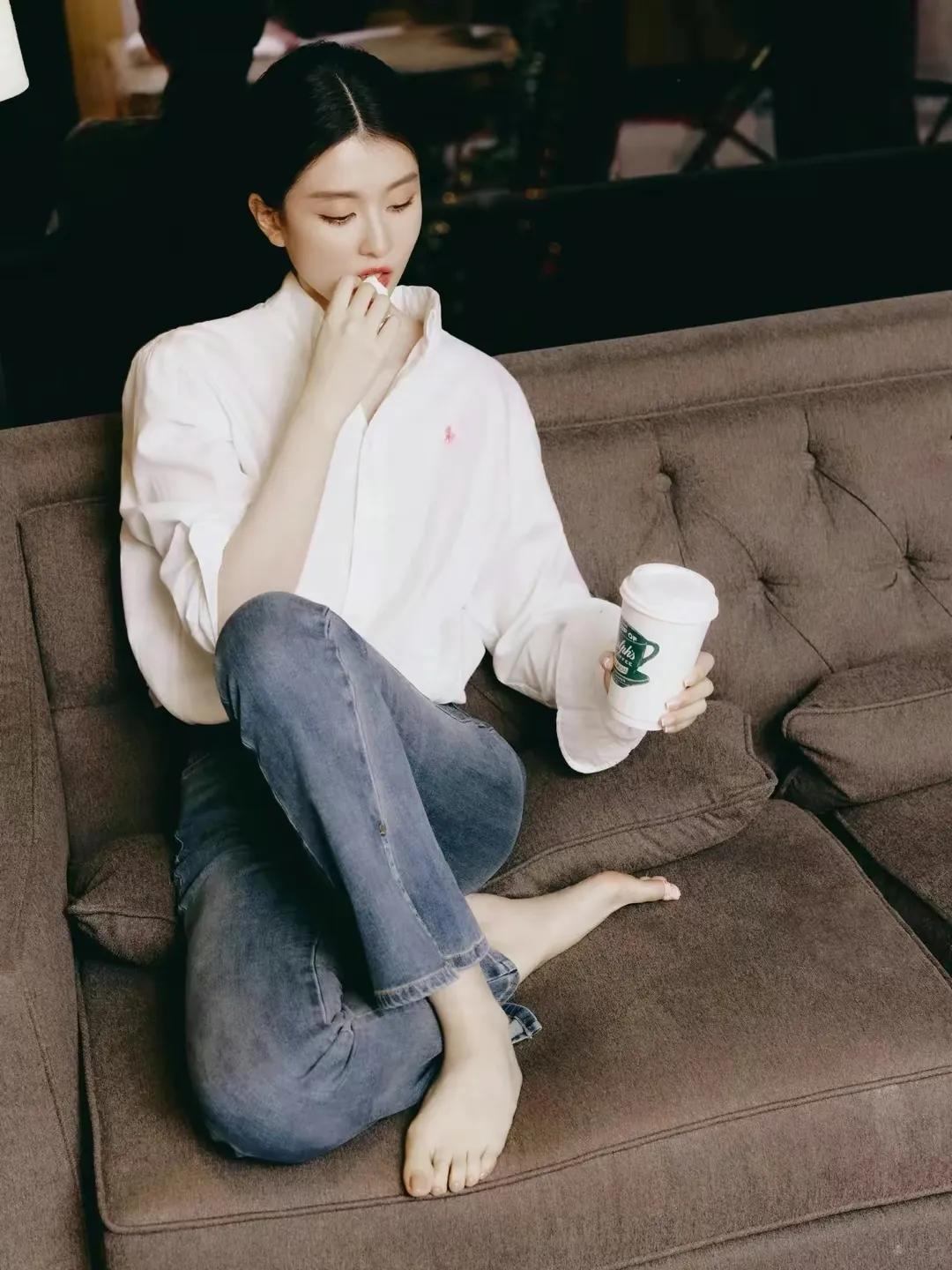 乔欣白衬衫牛仔裤的慵懒随意穿搭