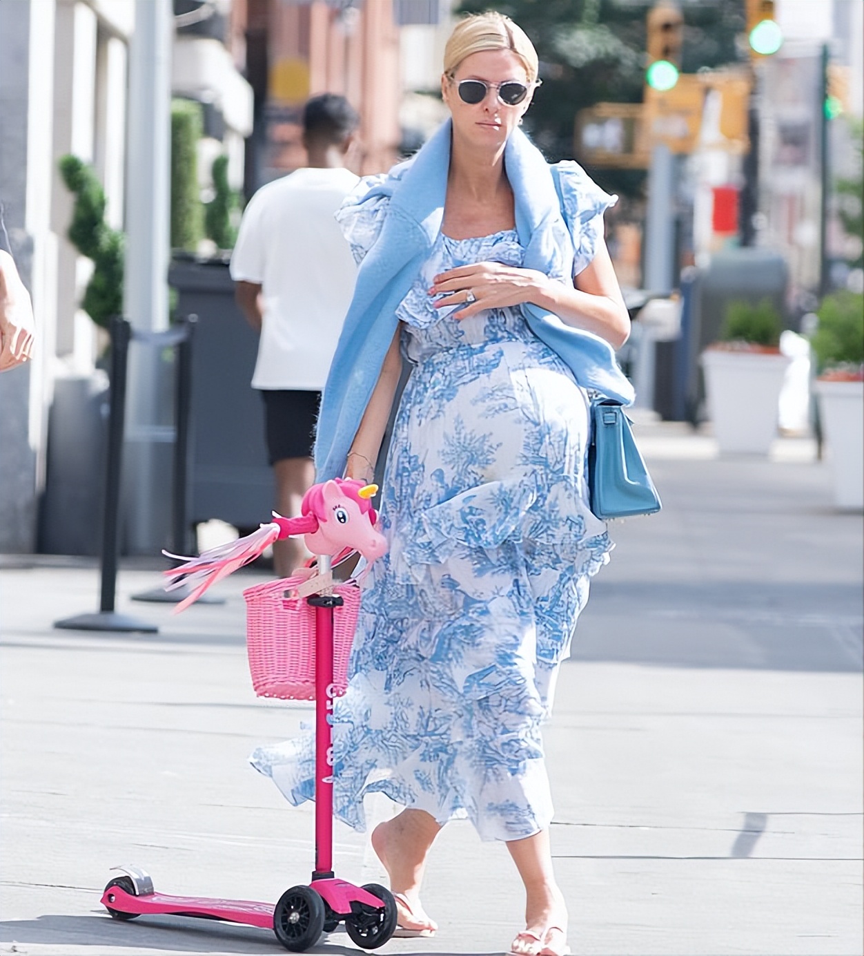 希尔顿千金三胎孕肚太耀眼！穿碎花蛋糕裙出街好美，快到预产期了