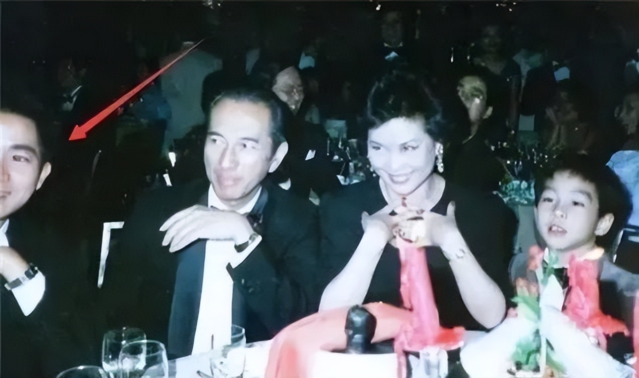 3年前,赌王葬礼上的一张照片,暴露了他和陈百强的真实关系